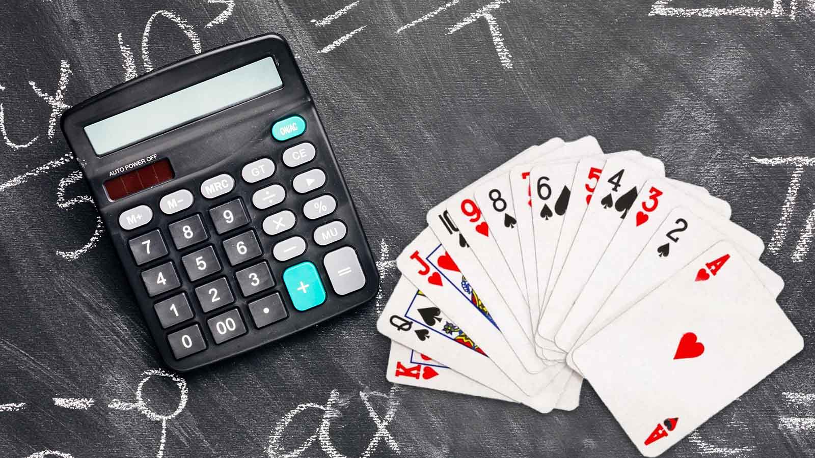  Une calculatrice et des cartes à jouer