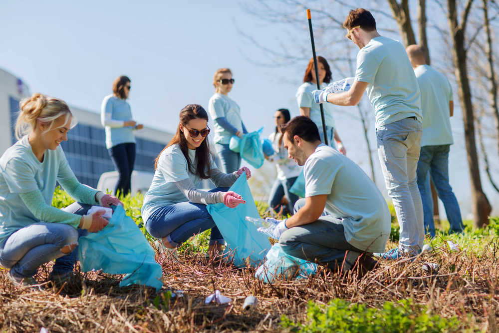 volunteers pick litter